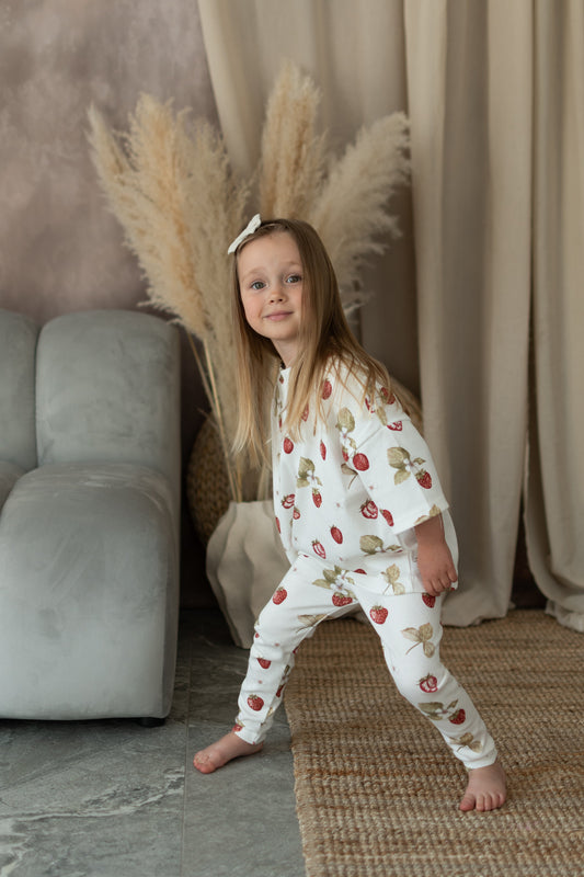 Ubranka w truskawki: stylowe i urocze zestawienia dla maluchów