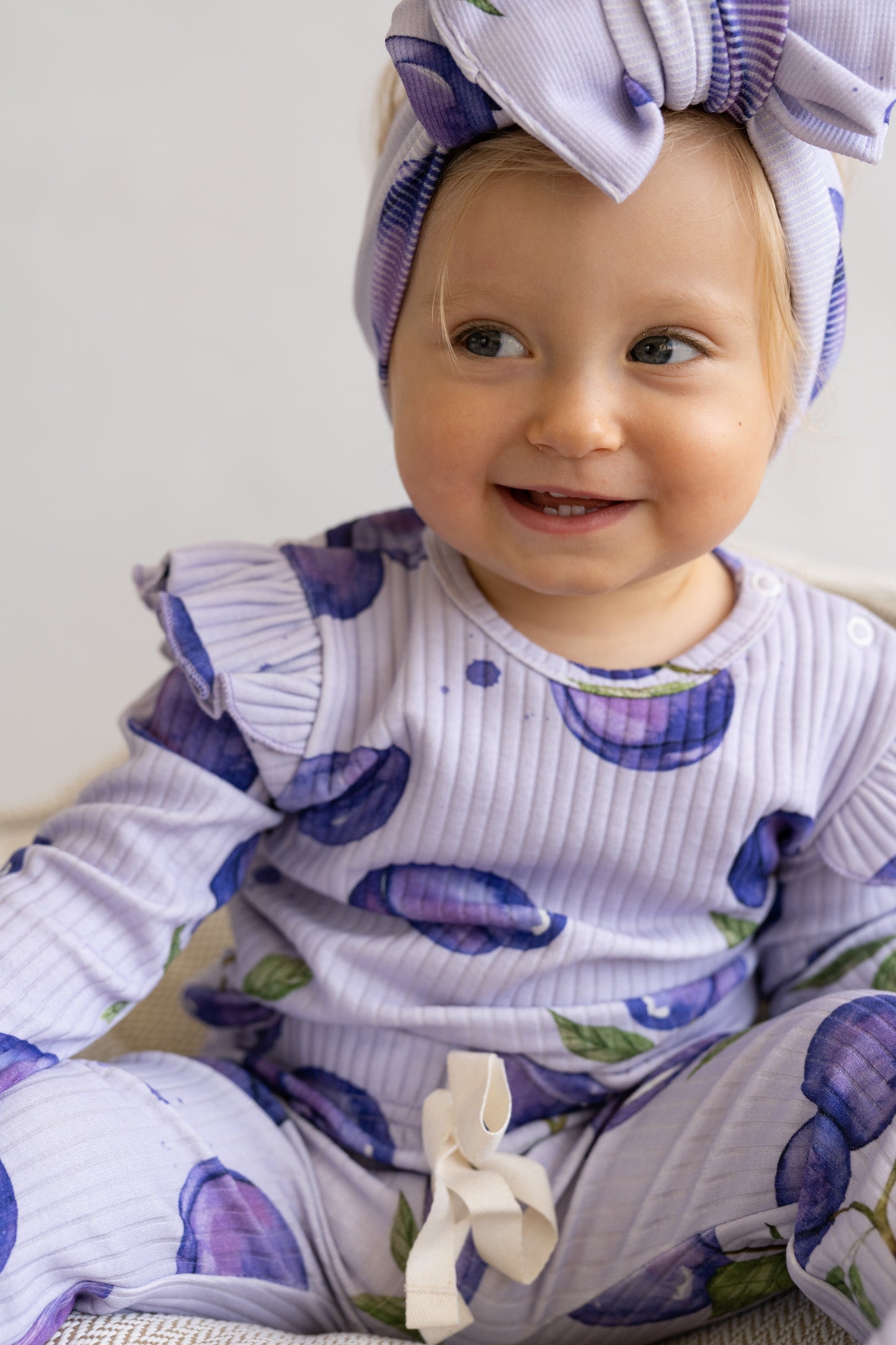 Bluzka z falbanką PLUM