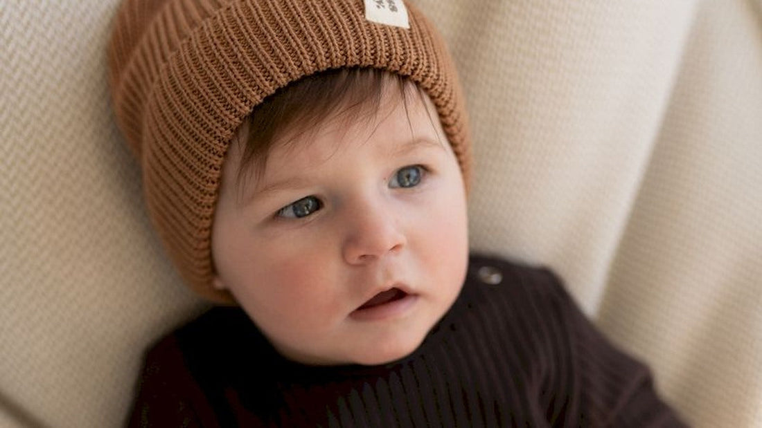 Niemowlę w karmelowej czapce merino BlissBaby