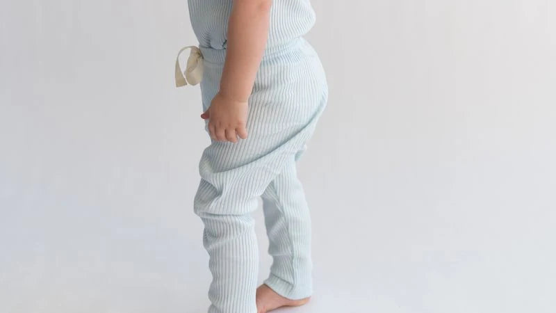 Dziecko w bawełnianych legginsach BlissBaby