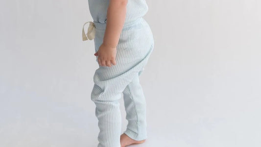 Dziecko w bawełnianych legginsach BlissBaby