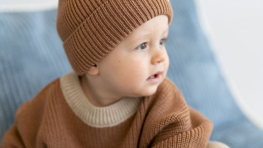 Dziecko w karmelowym swetrze merino BlissBaby