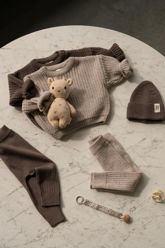 Niemowlę w zimowym komplecie z czapką i chustą BlissBaby