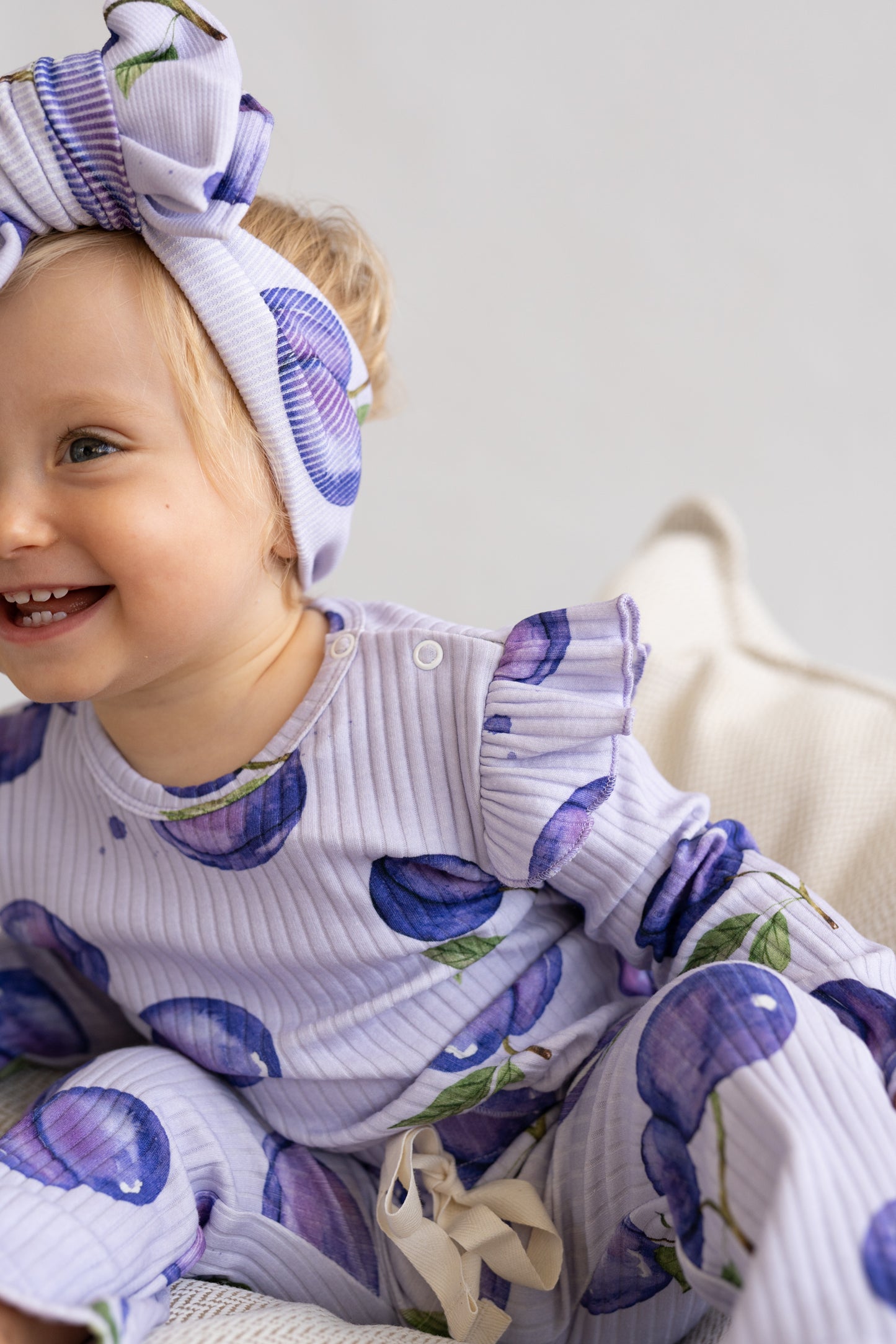 Bluzka z falbanką PLUM